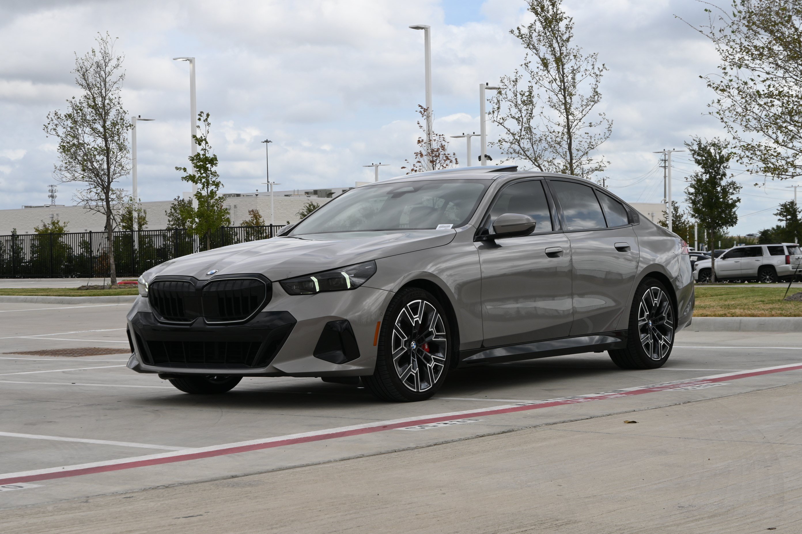 Used 2026 BMW 530i xDrive w/ M Sport Package AWD/4WD image 5