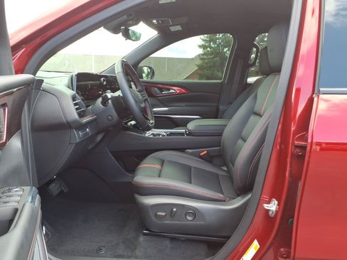 Used 2025 Chevrolet Traverse RS AWD/4WD image 13
