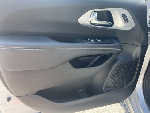 Used 2023 Chrysler Pacifica Touring-L w/ S Appearance Package FWD image 16