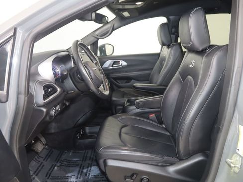 Used 2021 Chrysler Pacifica Touring-L w/ S Appearance Package FWD image 12