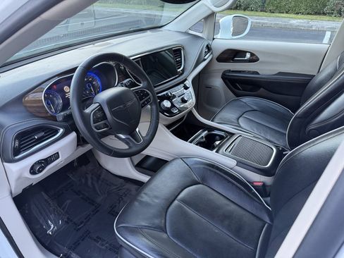 Used 2022 Chrysler Pacifica Limited FWD image 14