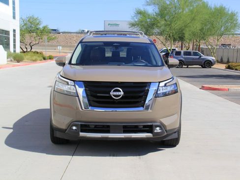 Used 2024 Nissan Pathfinder Platinum FWD image 2