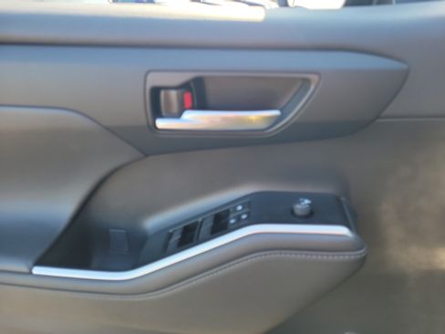 Used 2023 Toyota Highlander XLE AWD/4WD image 17
