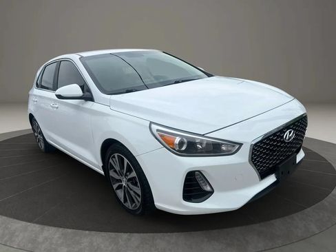 Used 2019 Hyundai Elantra GT FWD image 3