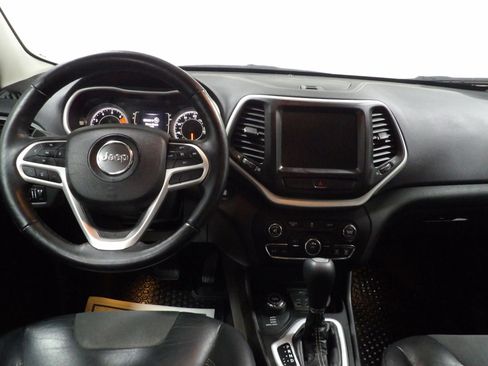 Used 2018 Jeep Cherokee Latitude Plus w/ Cold Weather Group AWD/4WD image 11