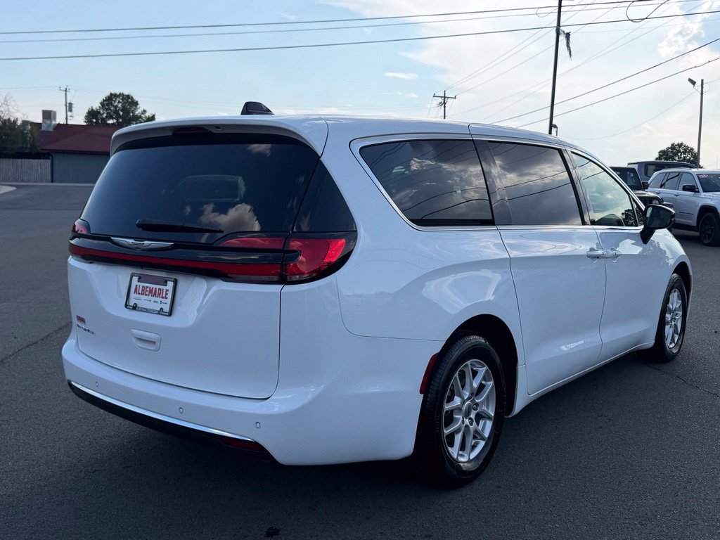 Used 2025 Chrysler Pacifica Select FWD image 3