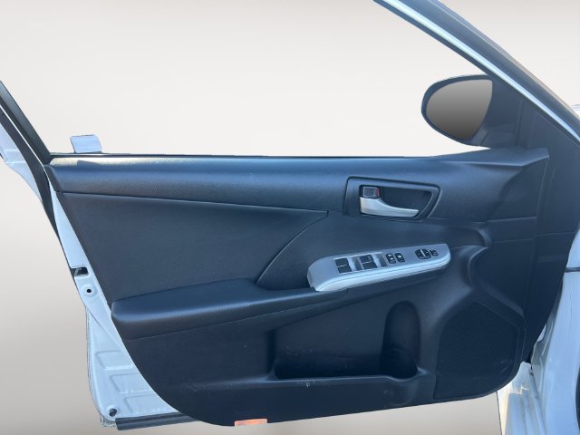 Used 2012 Toyota Camry SE w/ Leather Pkg FWD image 10