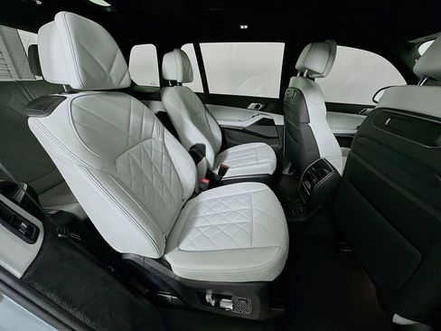Used 2024 BMW X7 xDrive40i w/ M Sport Package AWD/4WD image 29
