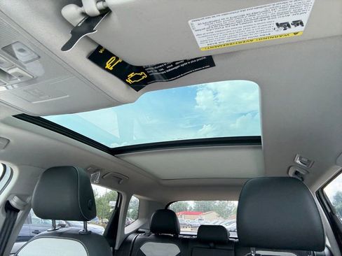 New 2025 Volkswagen Taos SEL image 15