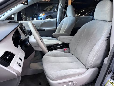 Used 2014 Toyota Sienna LE FWD image 8