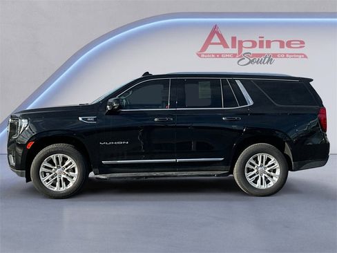Used 2024 GMC Yukon SLT w/ SLT Luxury Package image 2