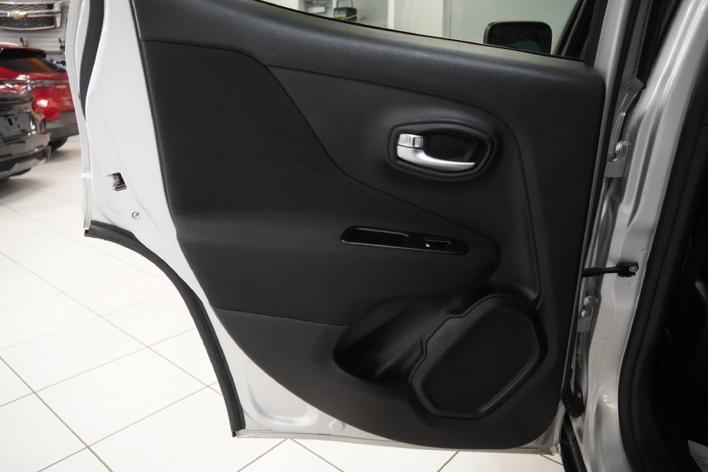 Used 2021 Jeep Renegade Latitude w/ Luxury Group I AWD/4WD image 23