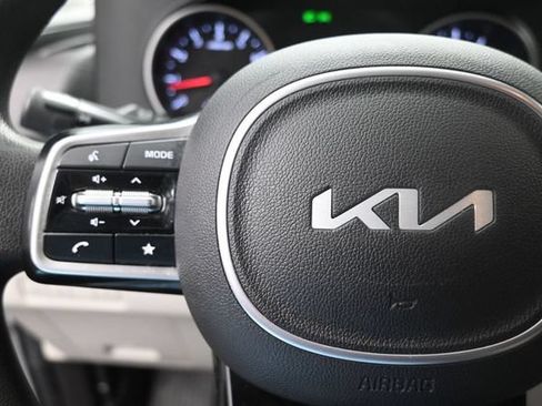 Used 2022 Kia Carnival LX FWD image 15