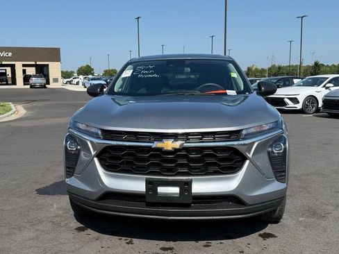 Used 2025 Chevrolet Trax LS w/ Driver Confidence Package FWD image 2