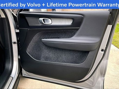 Used 2025 Volvo XC40 B5 Plus image 25