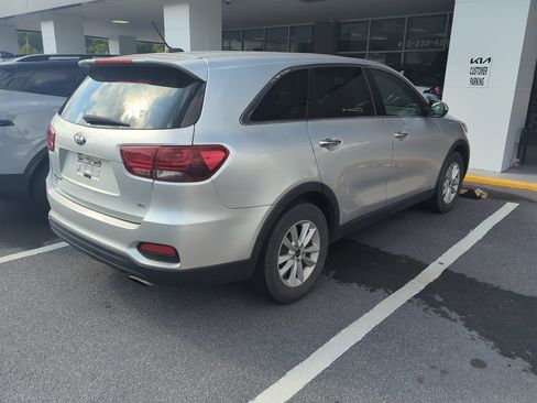 Used 2019 Kia Sorento AWD V6 image 3