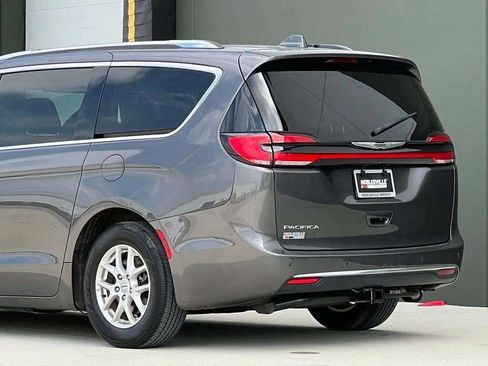 Used 2021 Chrysler Pacifica Touring-L FWD image 39
