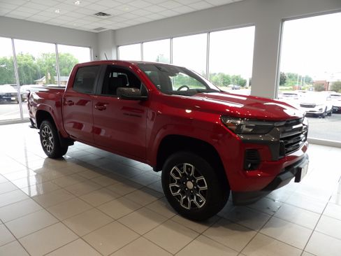 Used 2024 Chevrolet Colorado LT w/ LT Convenience Package III AWD/4WD image 3