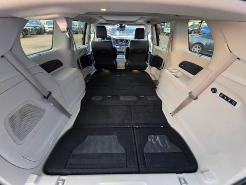 Used 2022 Chrysler Pacifica Limited AWD/4WD image 7