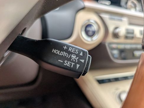 Used 2016 Lexus ES 300h w/ Luxury Package w/Wood Trim FWD image 18