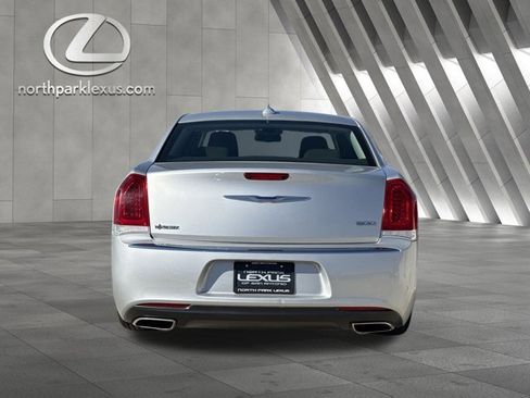 Used 2019 Chrysler 300 Touring w/ Driver Convenience Group image 8