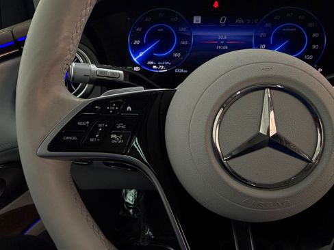 Used 2023 Mercedes-Benz EQS 580 4MATIC SUV image 14