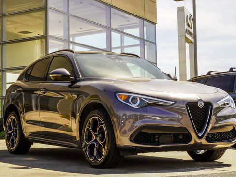 Used 2023 Alfa Romeo Stelvio Ti AWD/4WD image 4