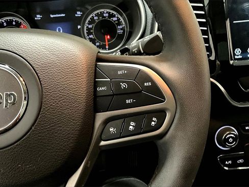 Used 2022 Jeep Cherokee Limited image 12