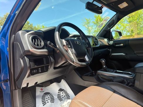 Used 2016 Toyota Tacoma Limited w/ Towing Package image 12