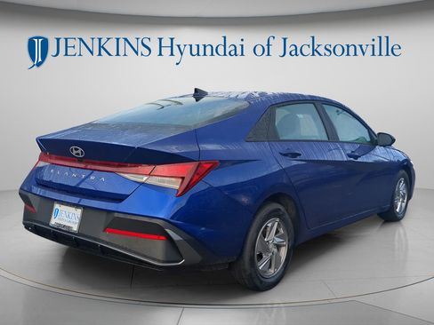 New 2025 Hyundai Elantra SE FWD image 3