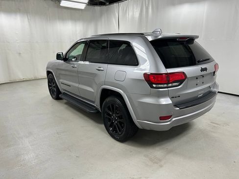 Used 2017 Jeep Grand Cherokee Altitude AWD/4WD image 7
