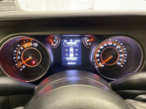 Used 2021 Jeep Gladiator Overland AWD/4WD image 13