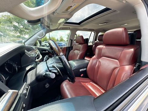 Used 2017 Lexus LX 570 4WD w/ Luxury Package image 10
