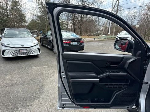Used 2025 Toyota Tacoma SR5 AWD/4WD image 26