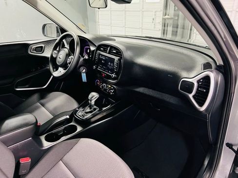 Used 2025 Kia Soul LX w/ LX Technology Package FWD image 31