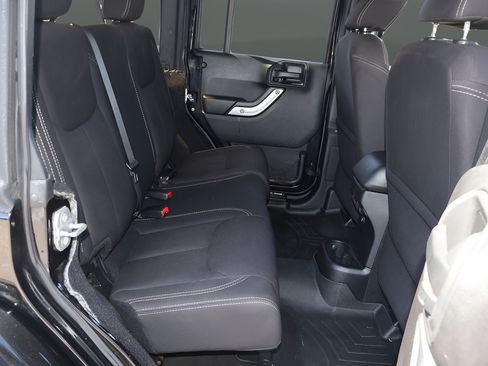 Used 2015 Jeep Wrangler Unlimited Sahara w/ Connectivity Group AWD/4WD image 19