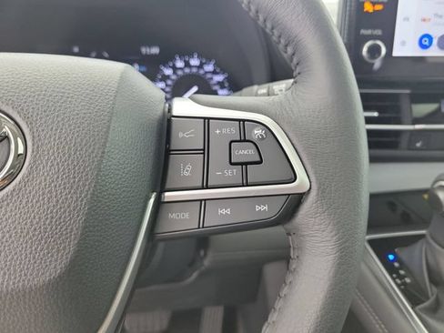Used 2025 Toyota Sienna XLE FWD image 19