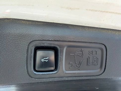 Used 2018 Ford Expedition XLT w/ Equipment Group 202A AWD/4WD image 12