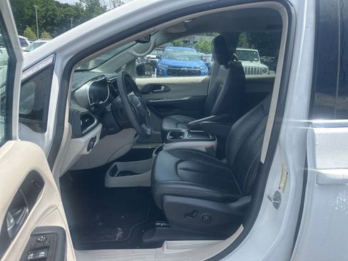 Used 2024 Chrysler Pacifica Limited FWD image 22