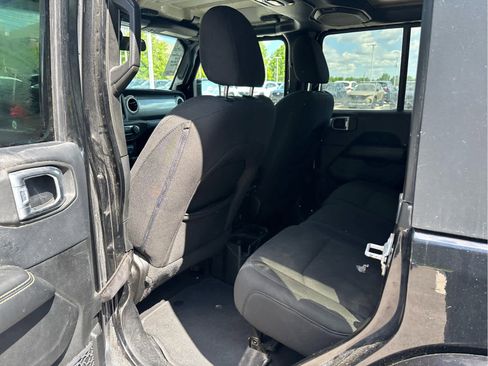 Used 2019 Jeep Wrangler Unlimited Sahara AWD/4WD image 5