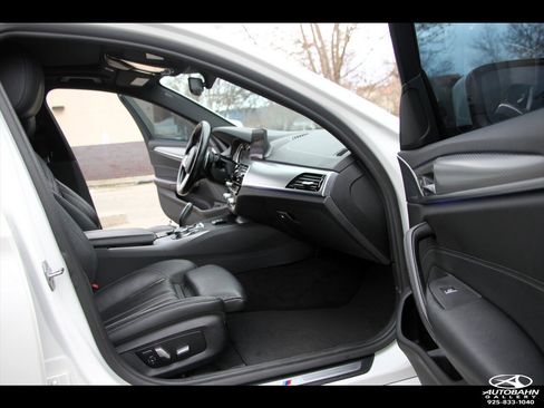 Used 2019 BMW 530e w/ M Sport Package image 38