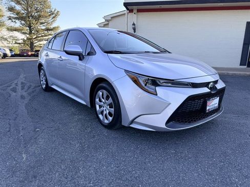 Used 2021 Toyota Corolla LE image 3