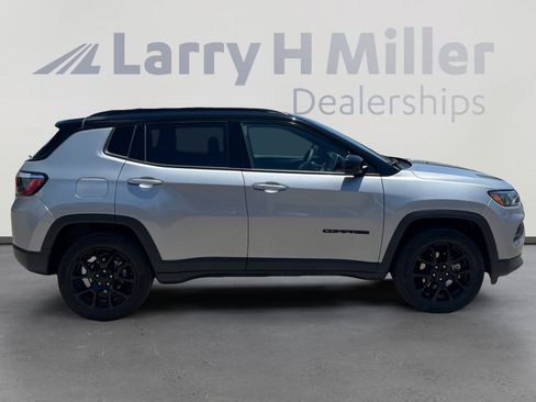 Used 2022 Jeep Compass Latitude AWD/4WD image 6