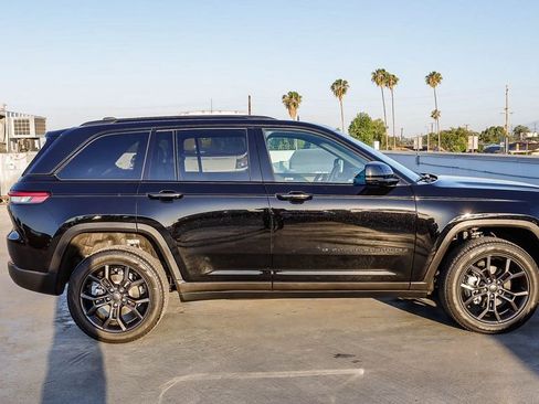 Used 2025 Jeep Grand Cherokee Limited AWD/4WD image 13
