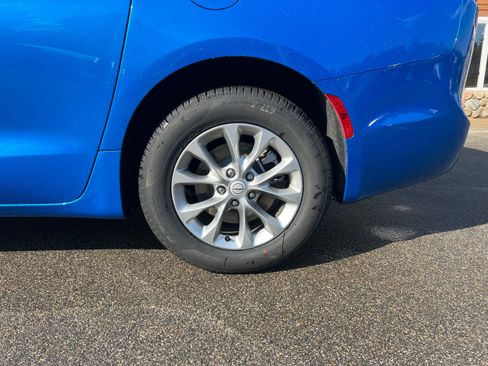 New 2026 Chrysler Pacifica Select AWD/4WD image 9