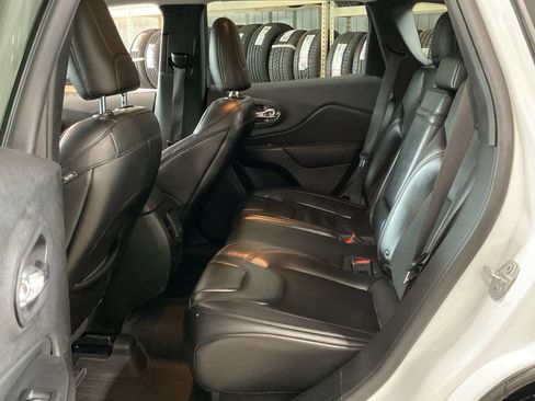 Used 2019 Jeep Cherokee Trailhawk AWD/4WD image 28