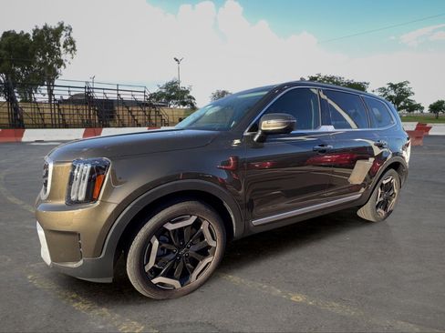 Certified 2025 Kia Telluride S FWD image 5
