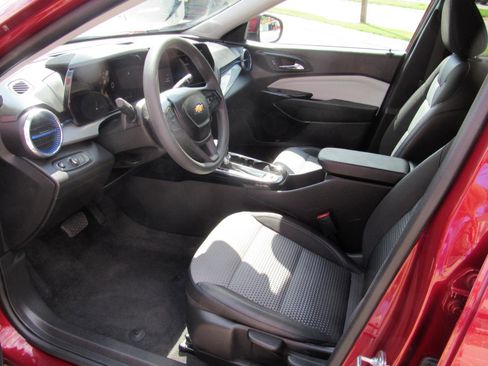 Used 2025 Chevrolet Trax LT FWD image 13