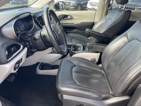 Used 2020 Chrysler Pacifica Touring-L image 5