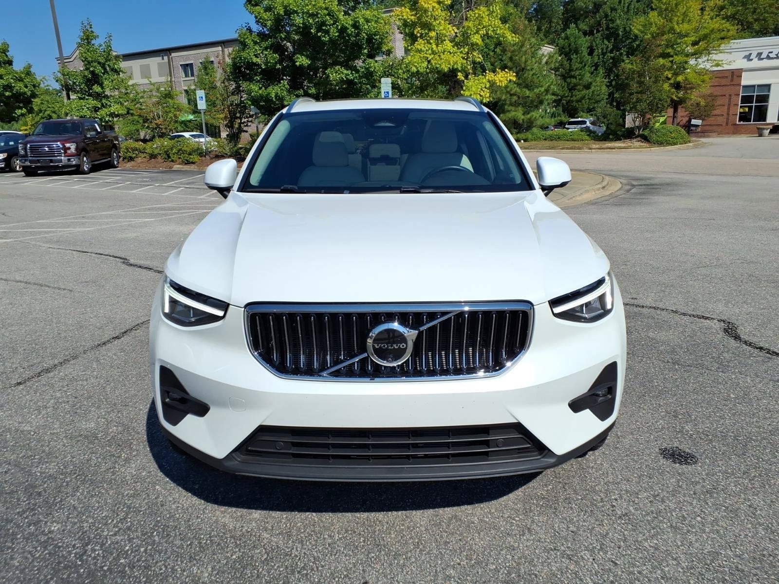 Used 2024 Volvo XC40 B5 Plus AWD/4WD image 10